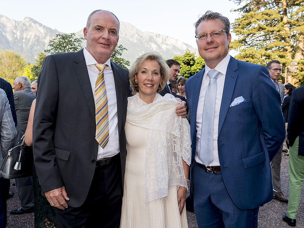 Gordon Manson mit Gattin Astrid und OK-Präsident Ralph Polligkeit am Swiss Seniors Open 2016.